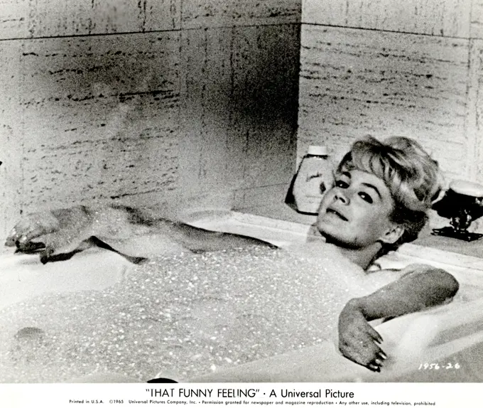 Sandra Dee in scene from 'That funny feeling' movie