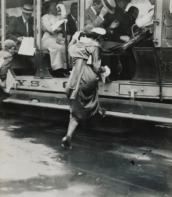 Passengers entering trolley, 1915