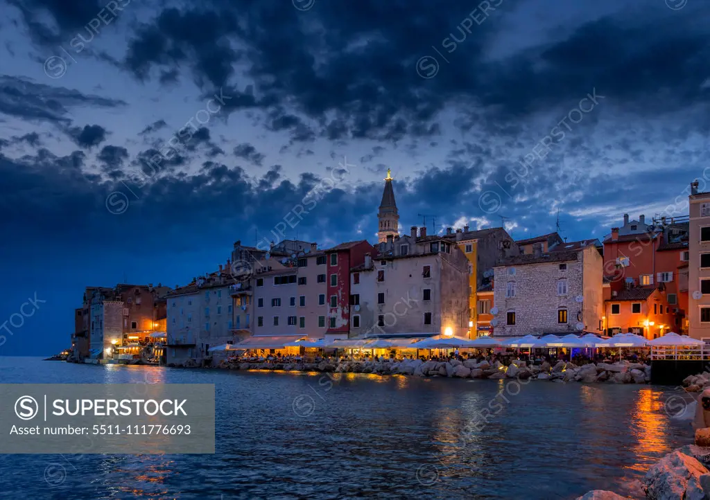 Blick auf Rovinj bei Nacht, Istrien, Kroatien, Europa