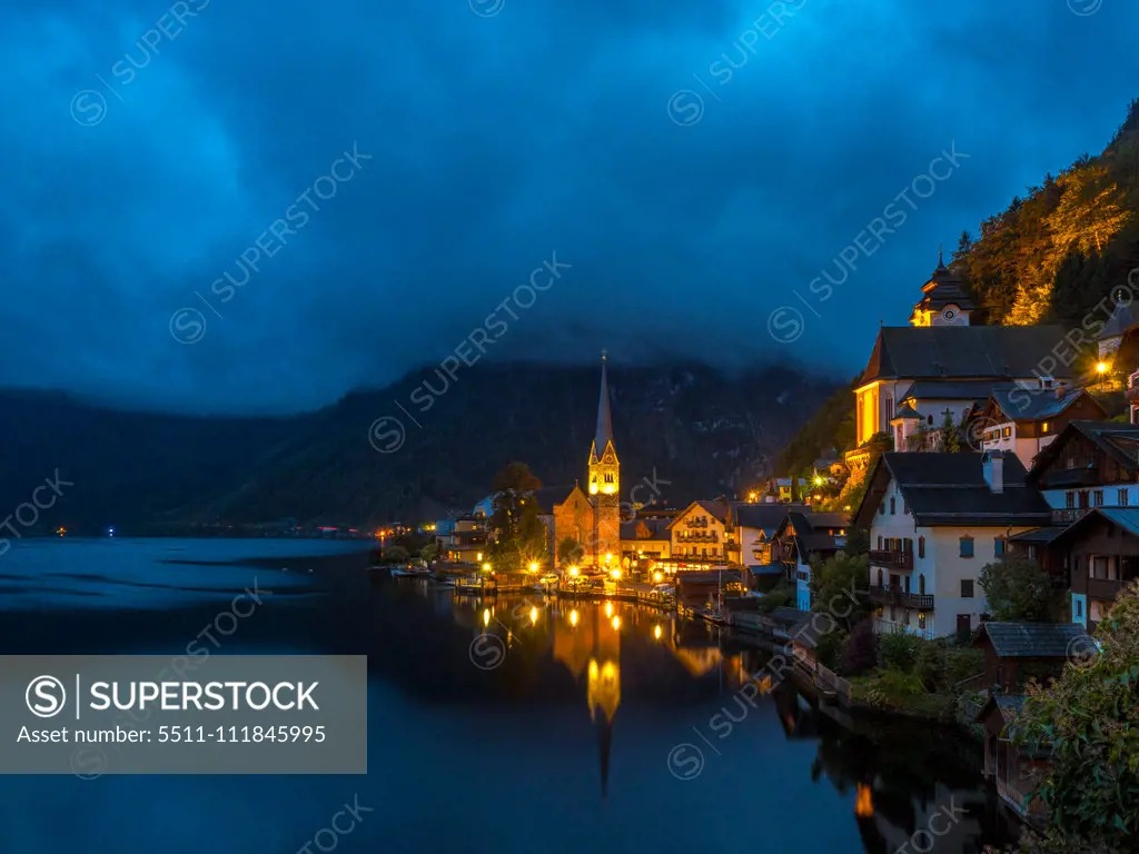 Hallstatt, UNESCO-Welterbe, Hallstätter See, Salzkammergut, Oberösterreich, Österreich, Europa;Village of Hallstatt at Night, Lake Hallstatt, Austria, Europe