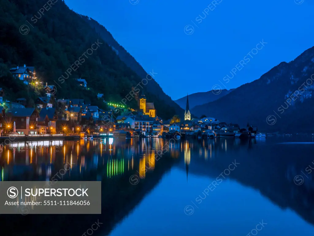 Hallstatt, UNESCO-Welterbe, Hallstätter See, Salzkammergut, Oberösterreich, Österreich, Europa;Village of Hallstatt at Night, Lake Hallstatt, Austria, Europe