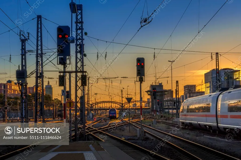 ICE Intercity am Hauptbahnhof in München, Bayern, Deutschland, Europa;Train on the trackage at central station in Munich.