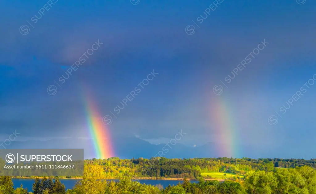 Doppelter Regenbogen über dem Karpfenwinkel am Starnberger See, Bayern, Deutschland, Europa