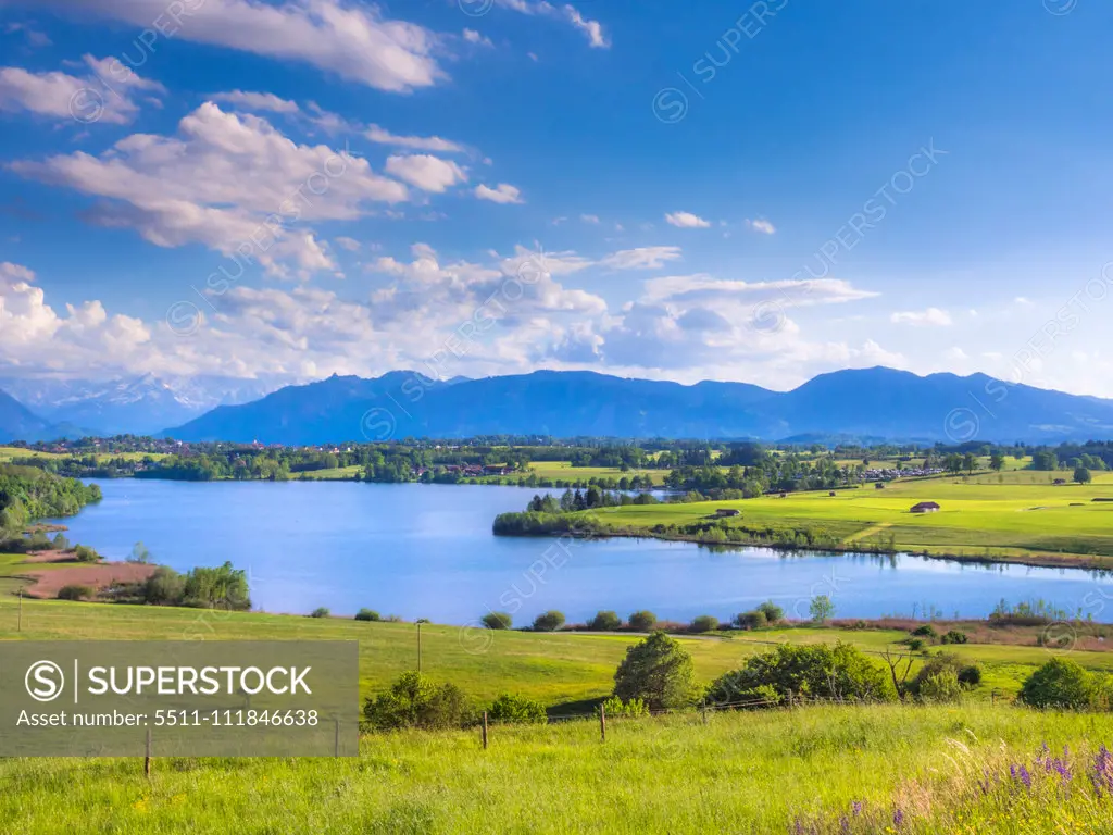 Blick von der Aidlinger Höhe mit dem Riegsee, Oberbayern, Bayern, Deutschland, Europa;View from Aidlinger Höhe in Bavaria, Germany