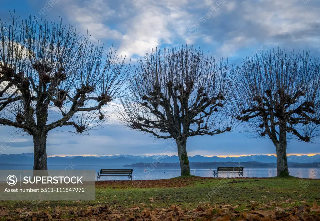 Abendstimmung im Herbst am Starnberger See, Bayern, Deutschland;Evening mood at Lake Starnberg, Germany