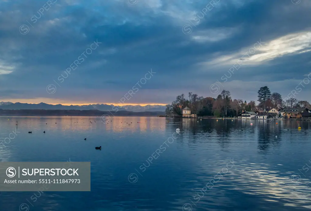 Abendstimmung im Herbst am Starnberger See, Bayern, Deutschland;Evening mood at Lake Starnberg, Germany