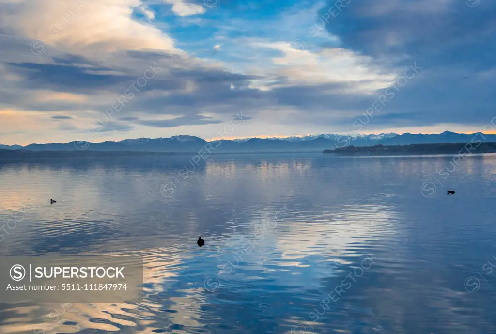 Abendstimmung im Herbst am Starnberger See, Bayern, Deutschland;Evening mood at Lake Starnberg, Germany