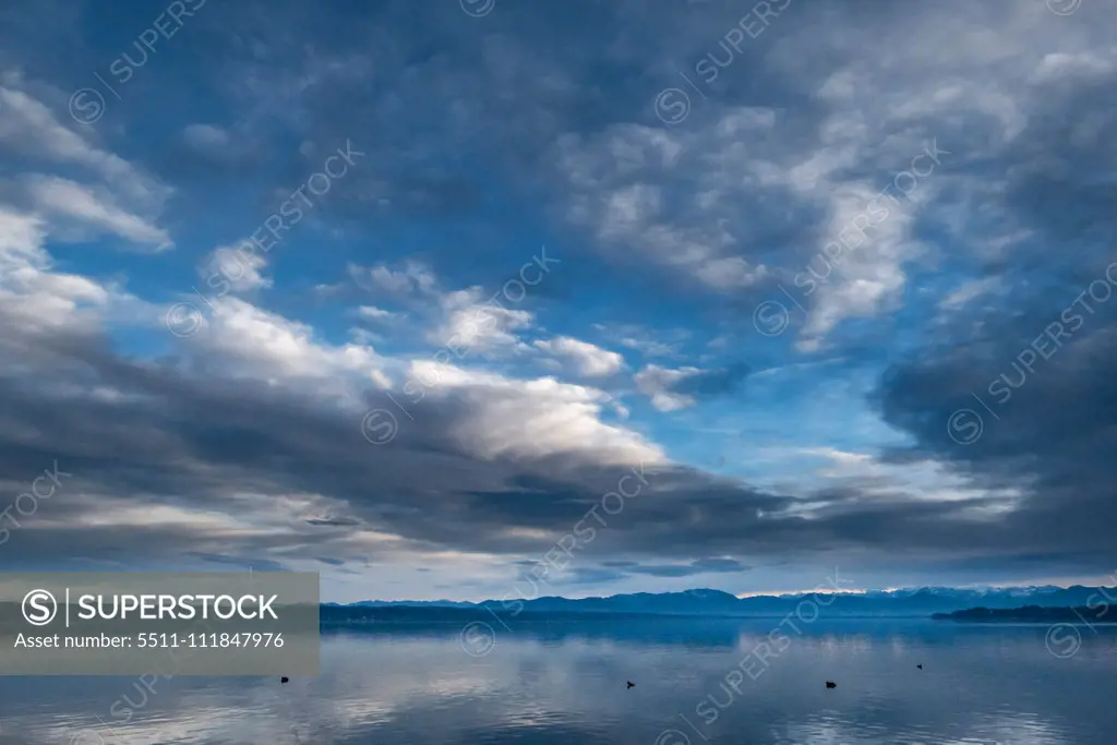 Abendstimmung im Herbst am Starnberger See, Bayern, Deutschland;Evening mood at Lake Starnberg, Germany