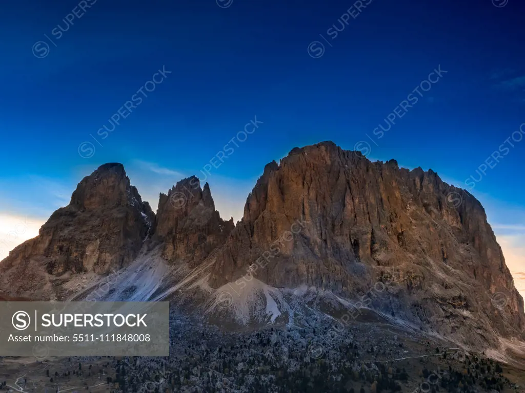 Berglandschaft Langkofelgruppe, links Grohmannspitze, Mitte Fünffingerspitze, rechts Langkofel, Passhöhe, Sellajoch, Dolomiten, Südtirol, Italien, Europa;Dolomites, Sella Pass South Tyrol, Italy