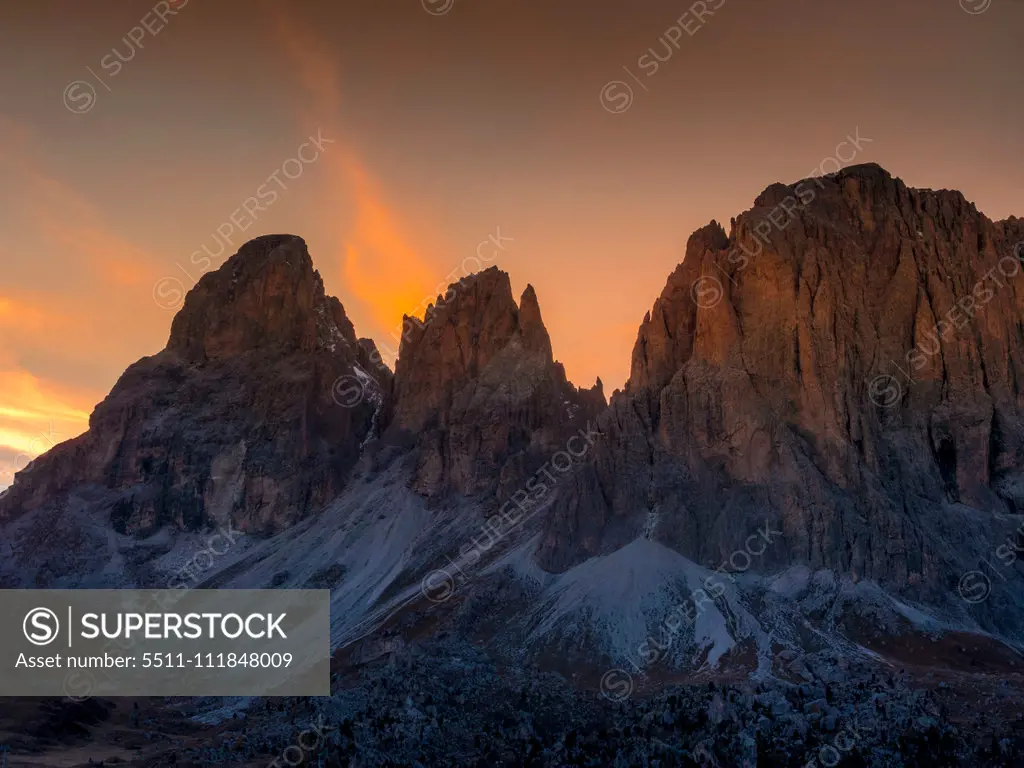 Berglandschaft Langkofelgruppe, links Grohmannspitze, Mitte Fünffingerspitze, rechts Langkofel, Passhöhe, Sellajoch, Dolomiten, Südtirol, Italien, Europa;Dolomites, Sella Pass South Tyrol, Italy