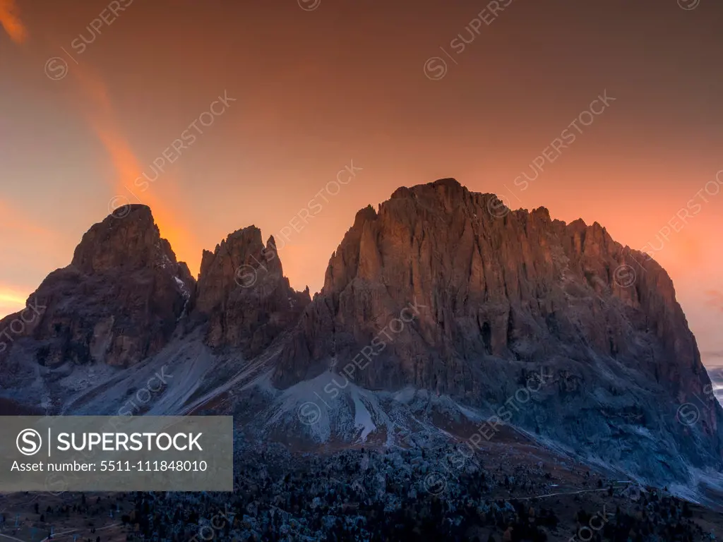 Berglandschaft Langkofelgruppe, links Grohmannspitze, Mitte Fünffingerspitze, rechts Langkofel, Passhöhe, Sellajoch, Dolomiten, Südtirol, Italien, Europa;Dolomites, Sella Pass South Tyrol, Italy