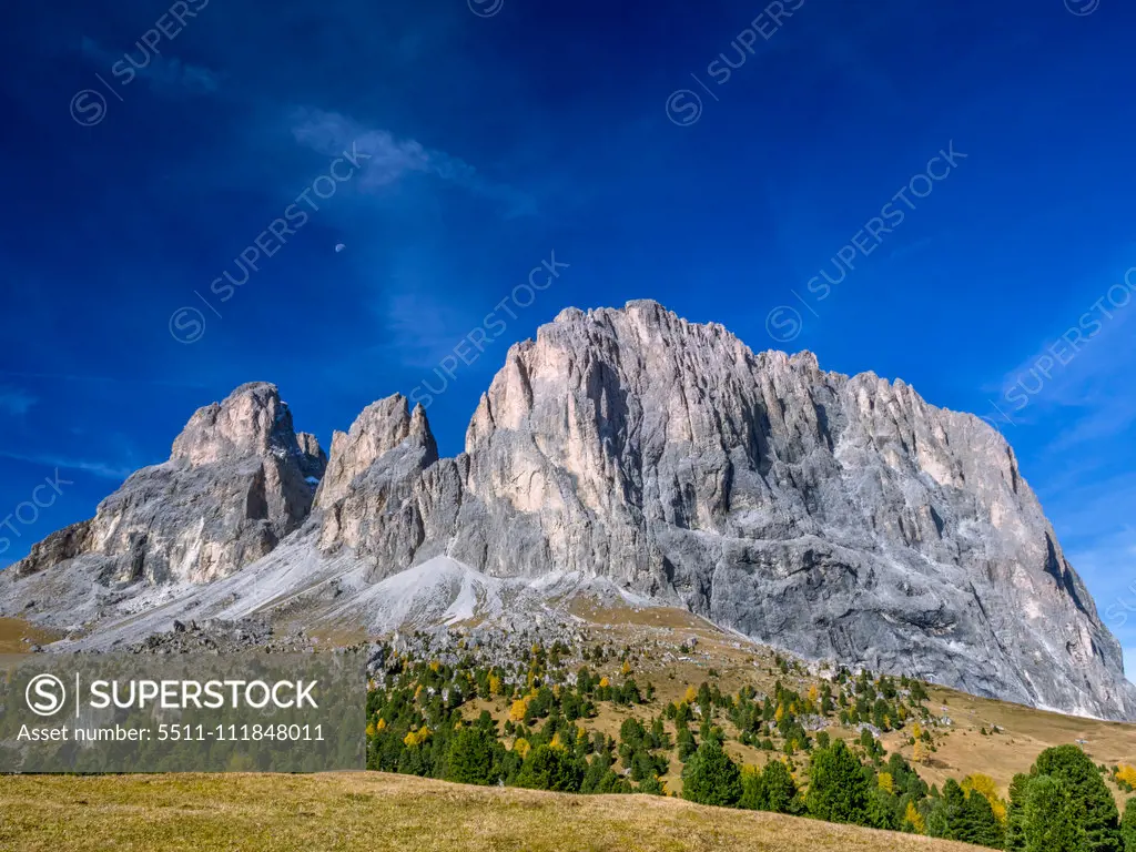 Berglandschaft Langkofelgruppe, links Grohmannspitze, Mitte Fünffingerspitze, rechts Langkofel, Passhöhe, Sellajoch, Dolomiten, Südtirol, Italien, Europa;Dolomites, Sella Pass South Tyrol, Italy