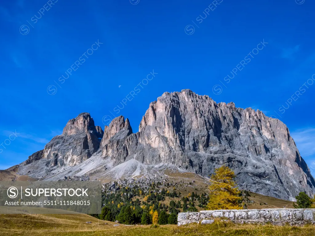 Berglandschaft Langkofelgruppe, links Grohmannspitze, Mitte Fünffingerspitze, rechts Langkofel, Passhöhe, Sellajoch, Dolomiten, Südtirol, Italien, Europa;Dolomites, Sella Pass South Tyrol, Italy