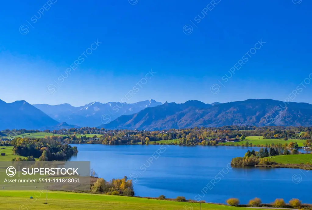 Blick von der Aidlinger Höhe mit dem Riegsee, Oberbayern, Bayern, Deutschland, Europa;View from Aidlinger Hoehe in Bavaria, Germany