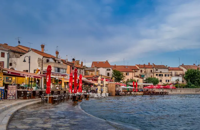 Restaurants am Meer bei Flut, Umag, Istrien, Kroatien, Europa