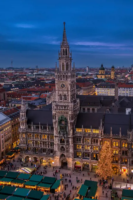 Christkindlmarkt, Weihnachtsmarkt am Münchner Marienplatz mit dem Rathaus, Bayern Deutschland, Europa