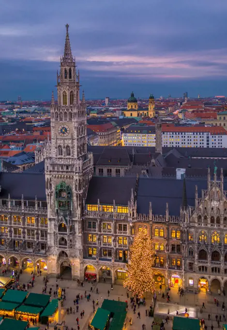 Christkindlmarkt, Weihnachtsmarkt am Münchner Marienplatz mit dem Rathaus, Bayern Deutschland, Europa