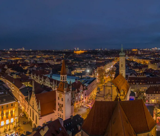 Blick von der Peterskirche ÑAlter Peterì über München bei Nacht, Bayern, Deutschland, Europa