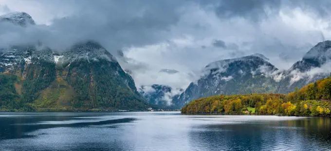 Morgenstimmung am Hallstätter See, Salzkammergut, Oberösterreich, Österreich, Europa;Lake Hallstatt, Salzkammergut, Austria, Europe