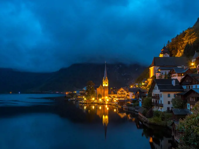 Hallstatt, UNESCO-Welterbe, Hallstätter See, Salzkammergut, Oberösterreich, Österreich, Europa;Village of Hallstatt at Night, Lake Hallstatt, Austria, Europe