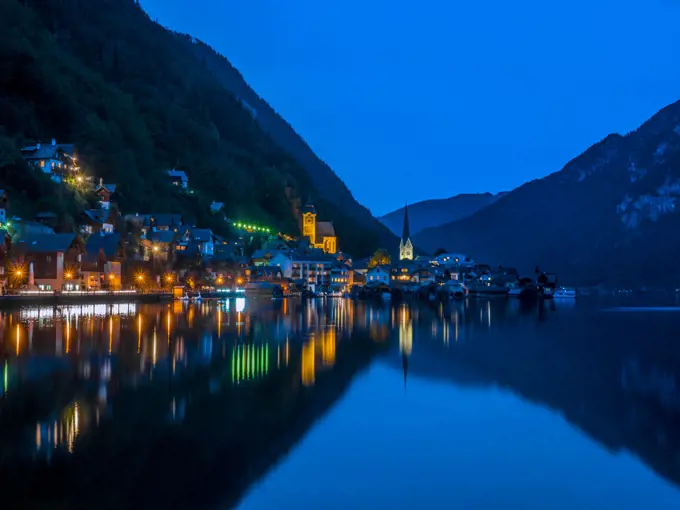 Hallstatt, UNESCO-Welterbe, Hallstätter See, Salzkammergut, Oberösterreich, Österreich, Europa;Village of Hallstatt at Night, Lake Hallstatt, Austria, Europe