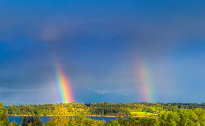 Doppelter Regenbogen über dem Karpfenwinkel am Starnberger See, Bayern, Deutschland, Europa