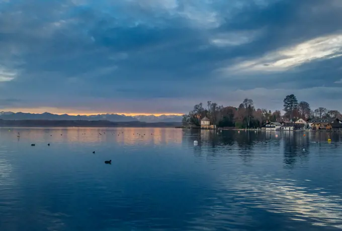 Abendstimmung im Herbst am Starnberger See, Bayern, Deutschland;Evening mood at Lake Starnberg, Germany