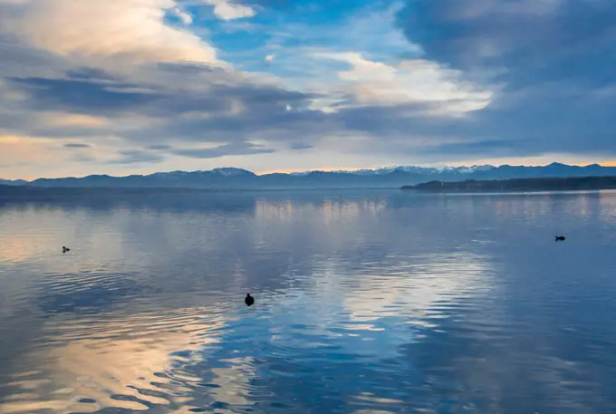 Abendstimmung im Herbst am Starnberger See, Bayern, Deutschland;Evening mood at Lake Starnberg, Germany