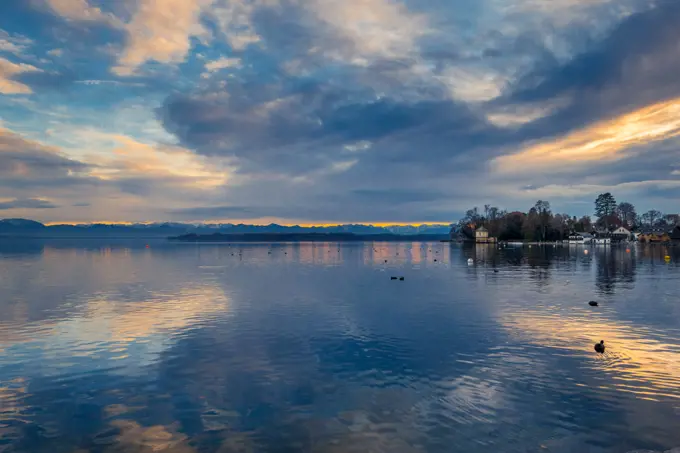 Abendstimmung im Herbst am Starnberger See, Bayern, Deutschland;Evening mood at Lake Starnberg, Germany