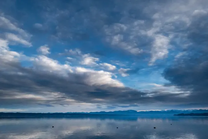 Abendstimmung im Herbst am Starnberger See, Bayern, Deutschland;Evening mood at Lake Starnberg, Germany