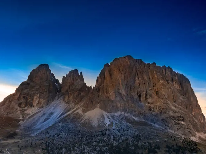 Berglandschaft Langkofelgruppe, links Grohmannspitze, Mitte Fünffingerspitze, rechts Langkofel, Passhöhe, Sellajoch, Dolomiten, Südtirol, Italien, Europa;Dolomites, Sella Pass South Tyrol, Italy