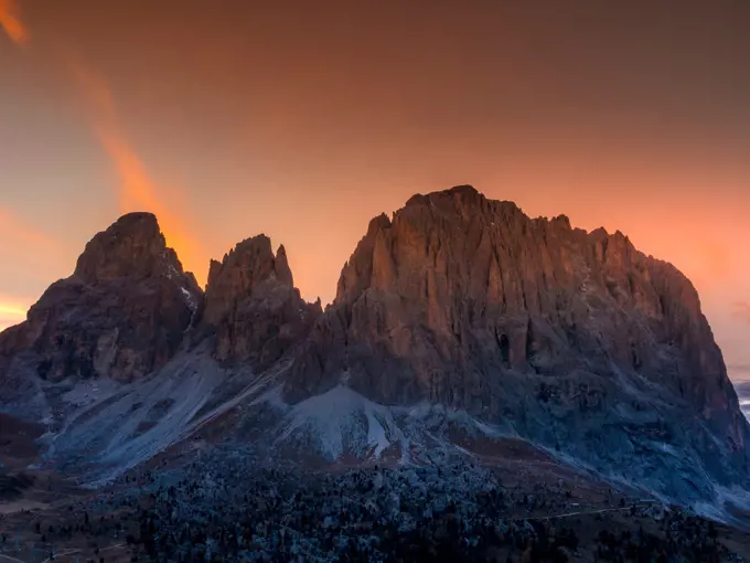 Berglandschaft Langkofelgruppe, links Grohmannspitze, Mitte Fünffingerspitze, rechts Langkofel, Passhöhe, Sellajoch, Dolomiten, Südtirol, Italien, Europa;Dolomites, Sella Pass South Tyrol, Italy