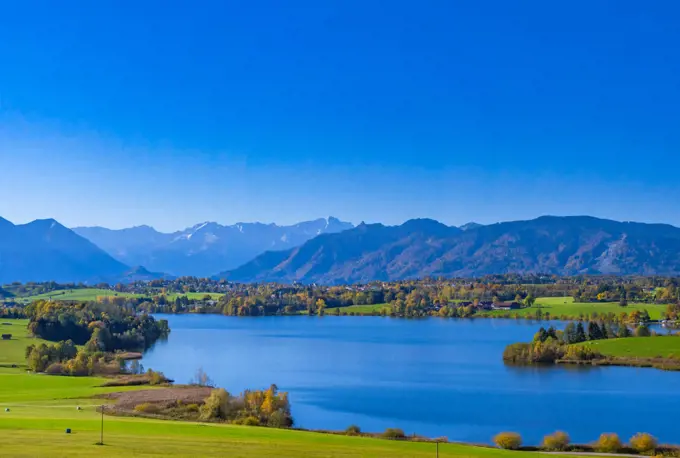 Blick von der Aidlinger Höhe mit dem Riegsee, Oberbayern, Bayern, Deutschland, Europa;View from Aidlinger Hoehe in Bavaria, Germany