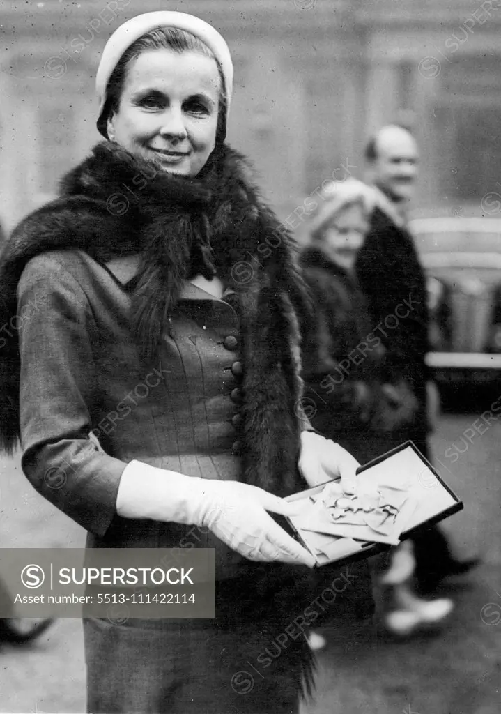 Diana At Place Investiture -- Actress Diana Wynyard goes to Backinghum palace to receive her C. B. E. from the queen today. March 19, 1953. (Photo by Daily Mail Contract Picture).