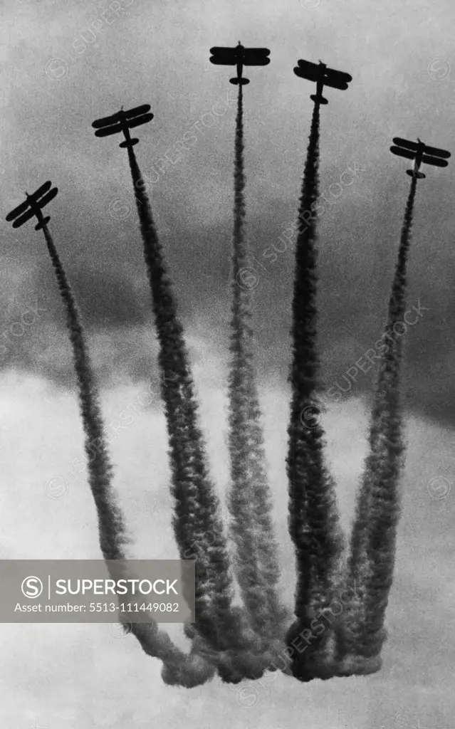 9 Smoke Screens (See Also Hendon Air Pageants 24 B). July 12, 1937. (Photo by Keystone).