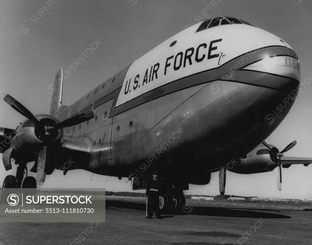 The Air Force guard is dwarfs along the USAF Globemaster at Willimatown RAAF station yesterday. May 16, 1955. (Photo by Winton Irving/Fairfax Media).