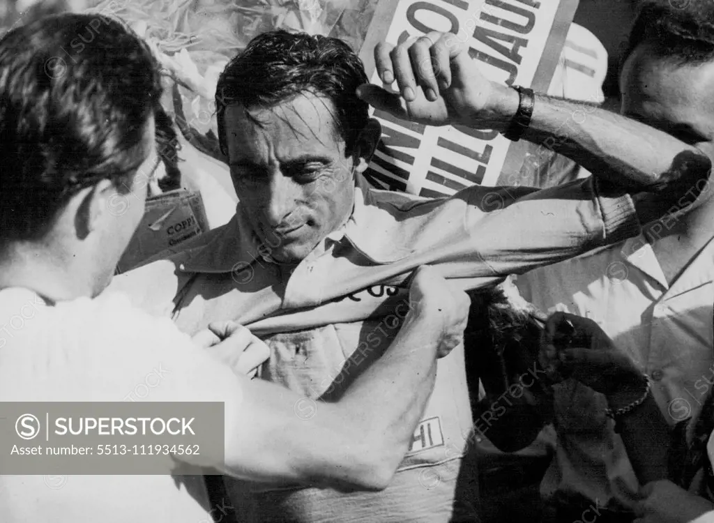 Fausto Coppi leader of the Tour de France - Returns nightly stage, a new yellow jersey; before doing the lap of honor at the first reserves overall. September 17, 1953. (Photo by Agence D'Ffusion Presse) sports, sport, athlete, athletic, 