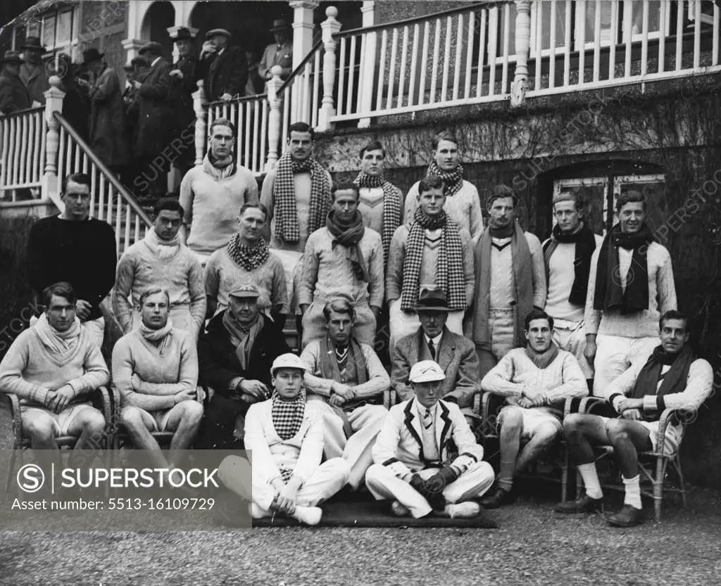 A group of the Oxford from lock to lock at Henley on