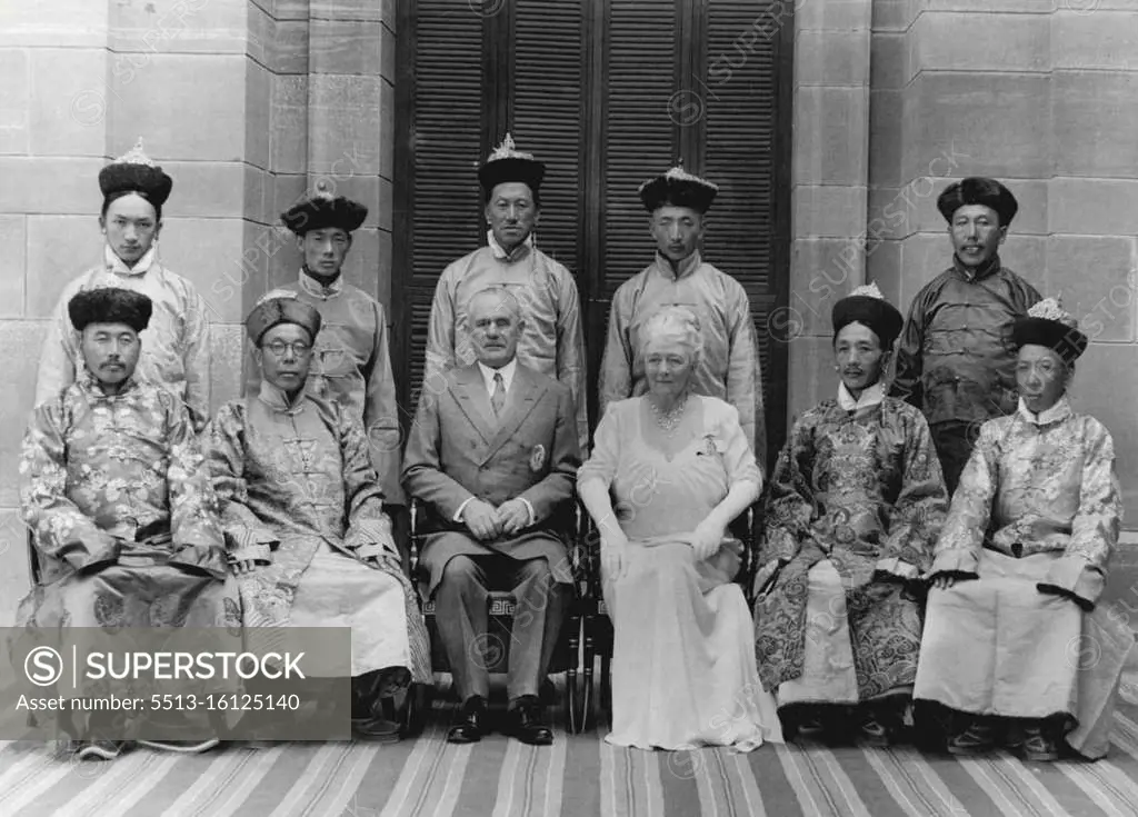 Viceroy Receives Tibetan Mission -- Members of the Mission with the Viceroy and Lady Wavell. In the stately Durbar Hall of the Viceroy's House, H.E. Lord Wavell today.(March 2, 1946) received the members of the Goddwill Mission from Tibet. April 17, 1947. (Photo by Press Information Bureau Government of India).