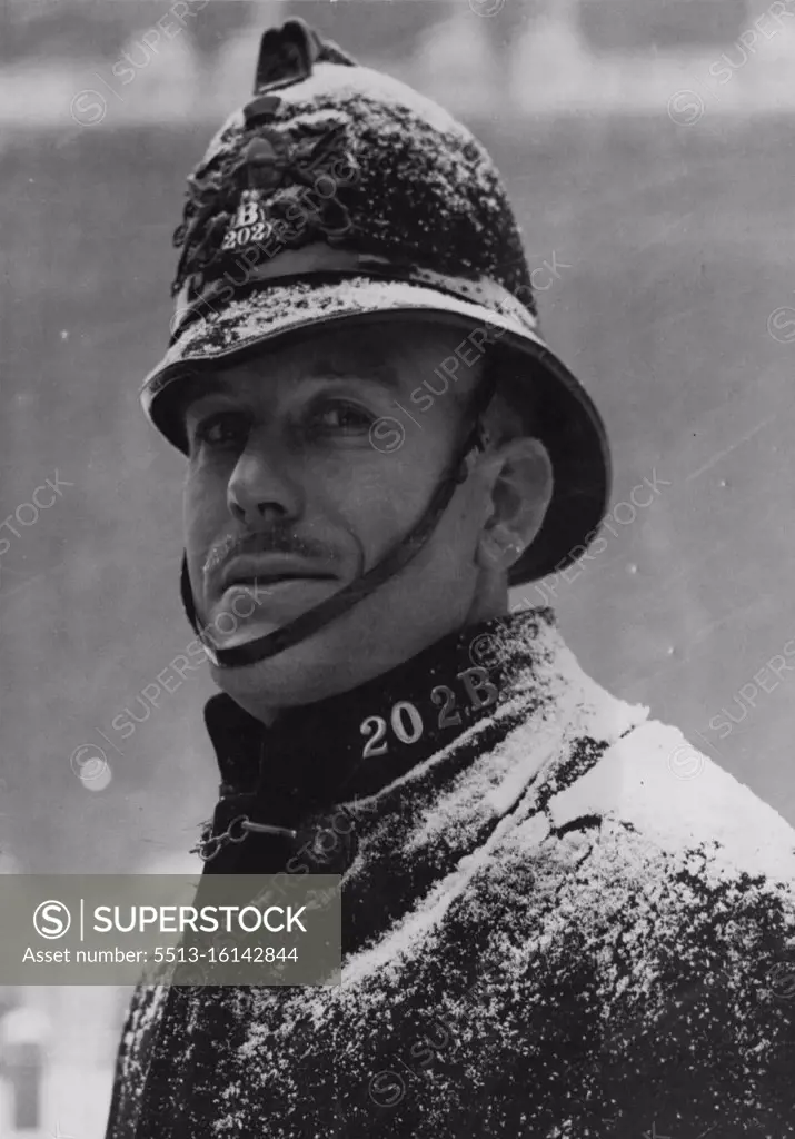 Cold But Unperturbed Although he has one of the coldest of jobs in this weather, the London 'Bobby' wears a warm smile as he goes about his beat today January 6. January 16, 1937. (Photo by Associated Press Photo).