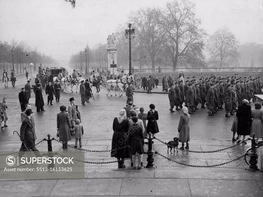 Coronation Drive Rehearsal. A State landau, escorted by khaki clad Household Cavalry and Foot Guards, passes Buckingham Palace in a rehearsal drive over the Coronation route to-day (Sunday). The rehearsal was held to check timings and marching details. November 23, 1952. (Photo by Reuterphoto).