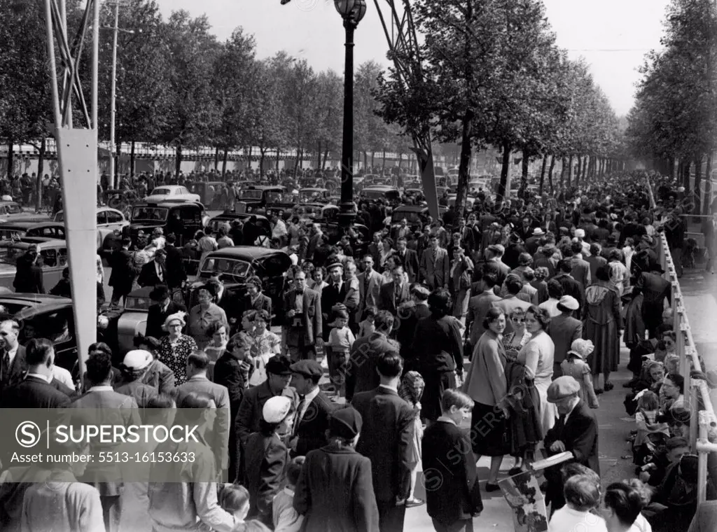 This was The Mall yesterday - a crawling, unending stream of people and cars. They were there to see the triumphal arches, the Coronation decorations, the Palace  anything there was to see. Coronation fever was in the air. May 26, 1953. (Photo by Daily Mirror).