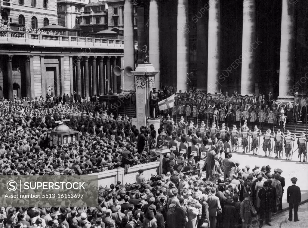 City Crowd Hears Coronation Proclaimed. Thousands of people listening as Clarenceux King of Arms, Sir Arthur Cochrane, read the Proclamation from the steps of the Royal Exchange, City, to-day. Seen facing the steps in a line of pikemen of the Honourable Artillery Company. With centuries-old ceremonial, the Coronation date of Queen Elizabeth II June 2, 1953 - was proclaimed in London to-day (Saturday). June 7, 1952. (Photo by Reuterphoto).