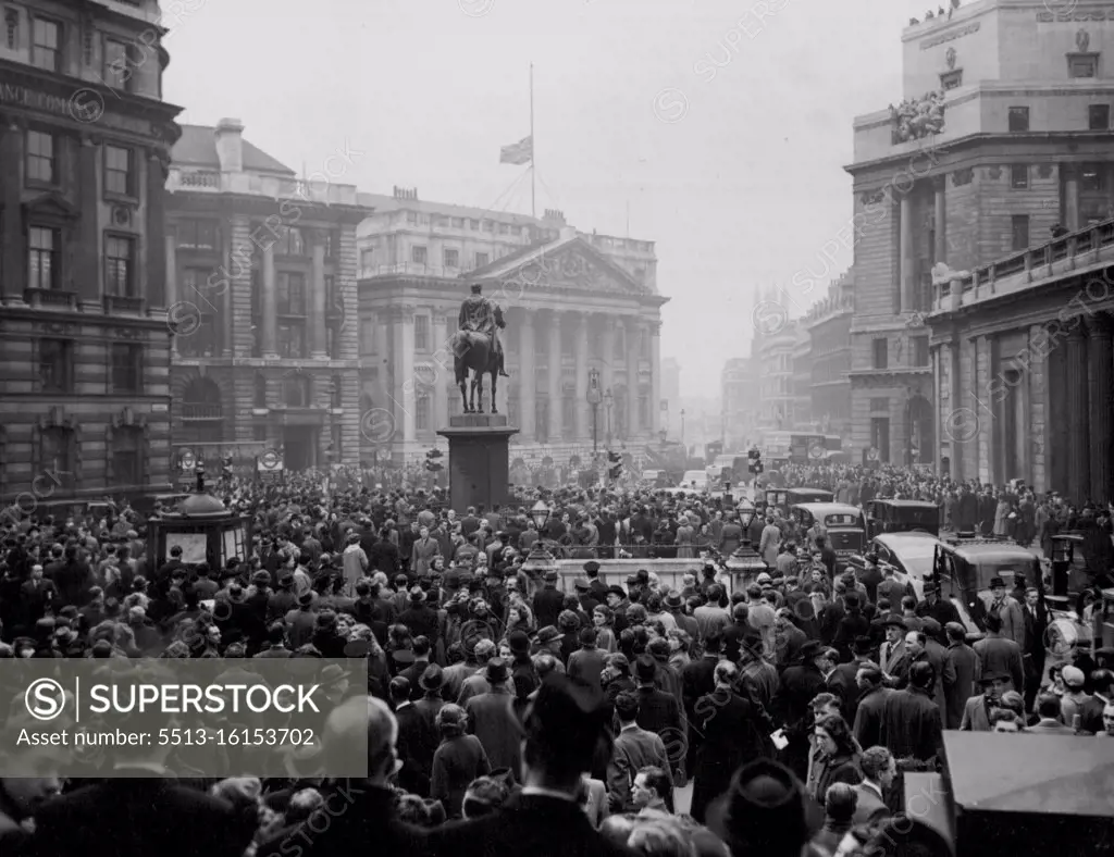 Wasting For The Proclamation Crowds wait in front of the royal exchange, London, this morning, February 6, for the proclamation of the King's death to be read. This picture was made from the steps of the exchange. In the background is the Mansion House, topped with a Union Jack at Halfmast. On the right is Bank of England. February 6, 1952. (Photo by Associated Press Photo).