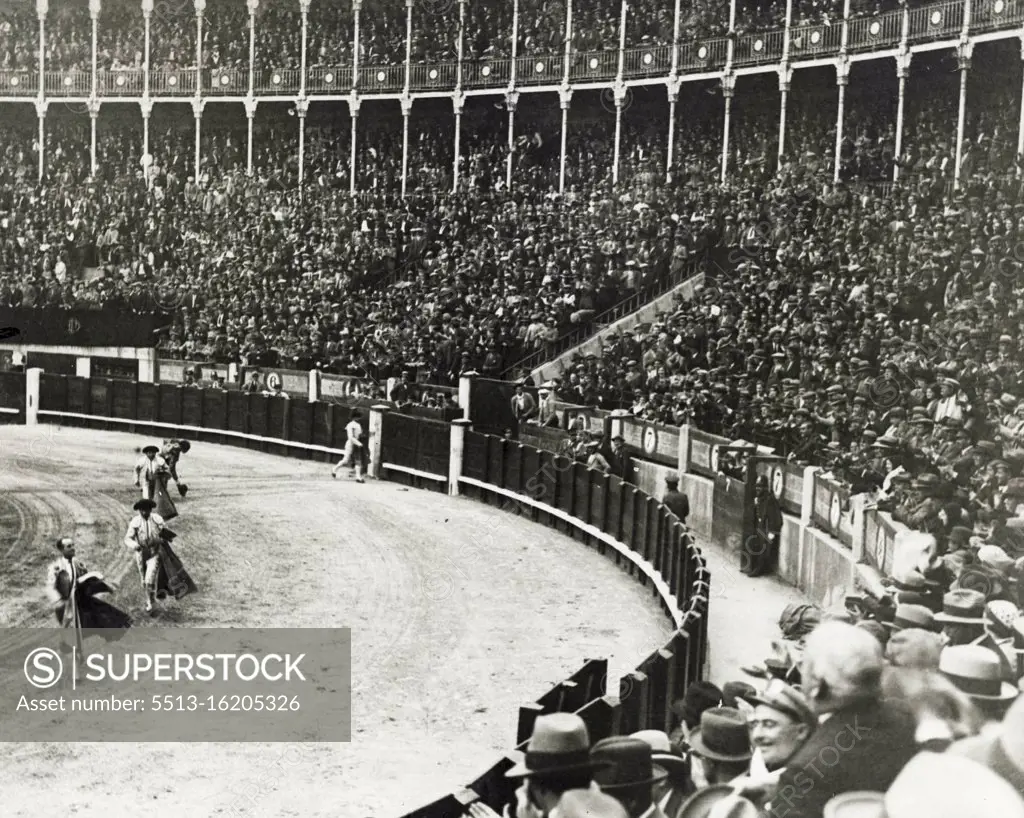 ***** Forgotten in the Bull Ring. ***** pictured taken in Madrid on the eve of the fateful ***** shows how even amid political excitement, Spaniards still flock to their national sport. Here is the crowded bull-ring, with Villalta, the brilliant matador, acknowledging the spectators acclamations after he had killed his third bull. June 3, 1931.