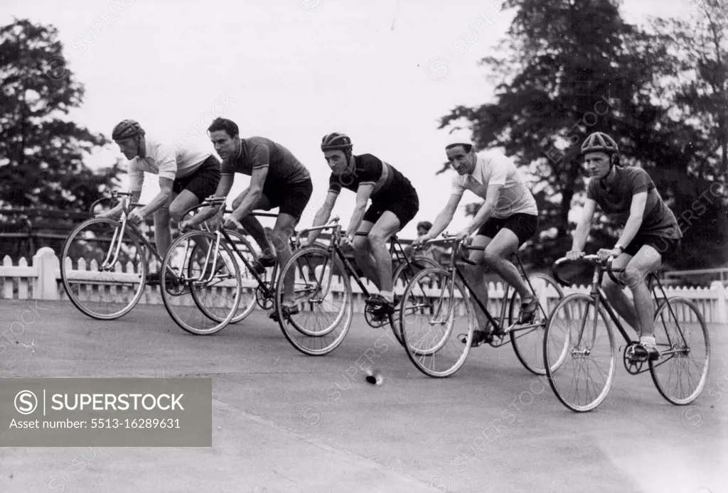 British Olympic Cyclists At Practice - Members of the British Olympic Cycling Team photographed on the track at Herne Hill today (Wed.) during practice. Left to right are:- Dave Ricketts, Lew Pond, Wilf Waters, Jerry Waters, and Eric Fellows. August 04, 1946. (Photo by Reuterphoto).