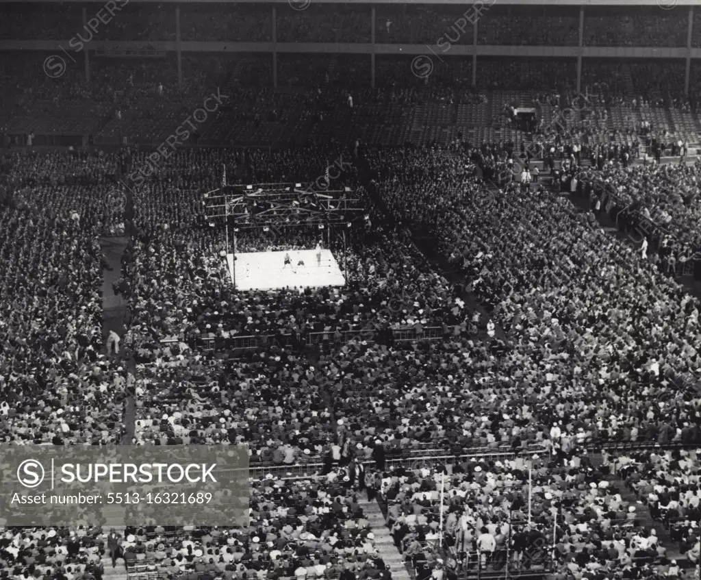 Big Crowd In Stadium For Title Fight : New York City's Yankee Stadium is filled, June 19, with an estimated 65,000 persons for the World's Heavyweight championship about between Champion Joe Louis and Challenger Billy Conn. Louis retained his title by knocking out Conn in 2 minutes and 19 seconds of the 8th round. June 19, 1946. (Photo by Associated Press Photo).