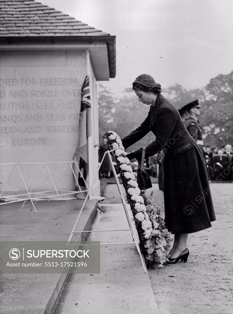 Queen laying wreath remembrance day