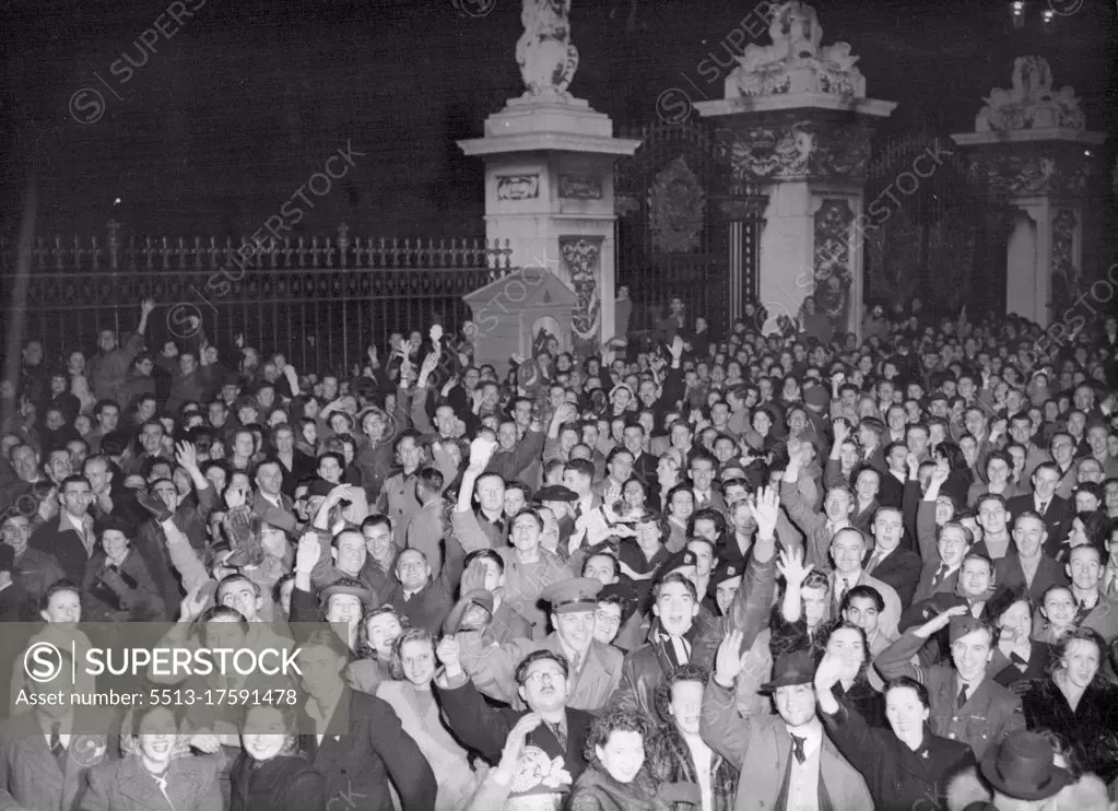 Palace Crowds Hall Birth of Prince A jubilant London crowd, Massed around the gates of Buckingham palace tonight November 14 cheers the announcement of the birth of a prince to her royal highness Princess Elizabeth, Duchess of Edinburgh. The baby was born at 2114 hours GMT. The official announcement said the Princess and the day Prince are both well. November 14, 1948. (Photo by Associated Press Photo).