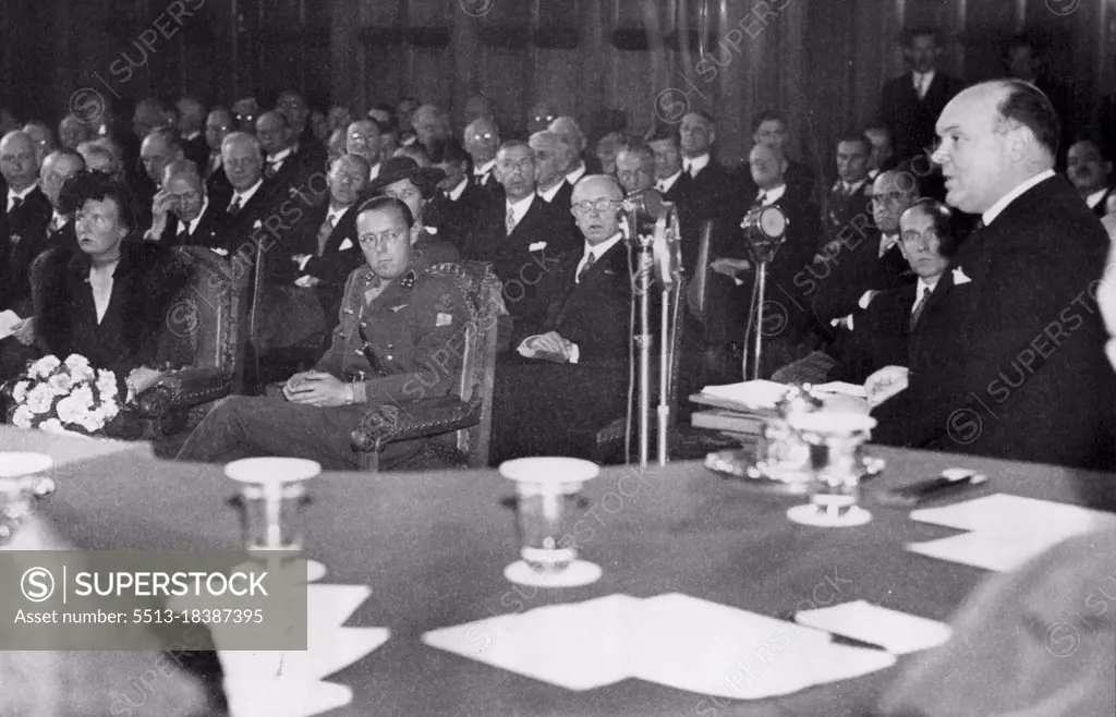 Minister Spaak addressing the court, Princess Juliana and Prince Bernhard (at left) listening. May 01, 1946. 